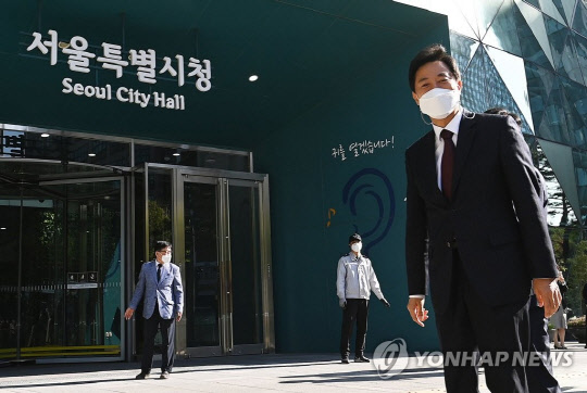 오세훈 서울시장이 지난 8일 오전 서울시청으로 출근하고 있다.  [연합뉴스]